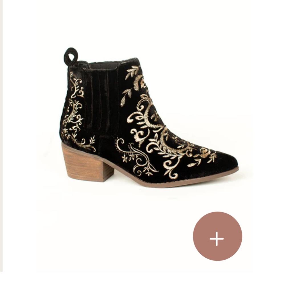 Joyfolie Chelzea boot in black.  New. Size 7. Women’s.